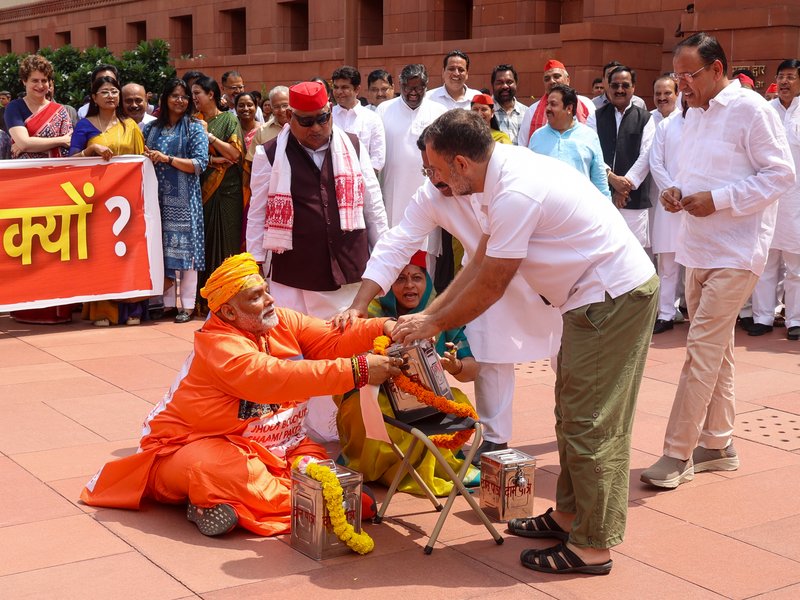 संसद के बाहर भगवा कपड़ों में विपक्ष के 'नाटक' से हिंदू धार्मिक भावनाओं को ठेस पहुंची: वीएचपी