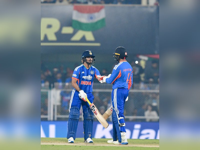 अभिषेक-सूर्या की तूफानी पारी के दम पर भारत की 8 विकेट से जीत, टी20 सीरीज पर जमाया कब्जा