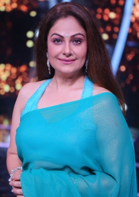 Ayesha Jhulka, Salman Khan