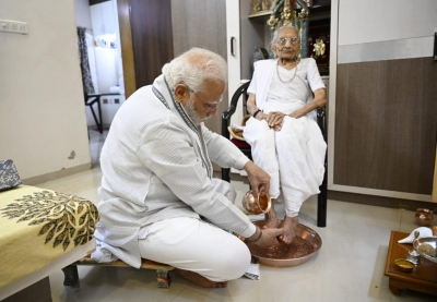 Prime Minister Narendra Modi takes the blessings of his mother Heeraben Modi (FILE PHOTO).