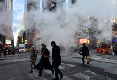 अमेरिका में बर्फीले तूफान का कहर, 16 राज्यों में इमरजेंसी का ऐलान, करीब पांच हजार उड़ान कैंसिल