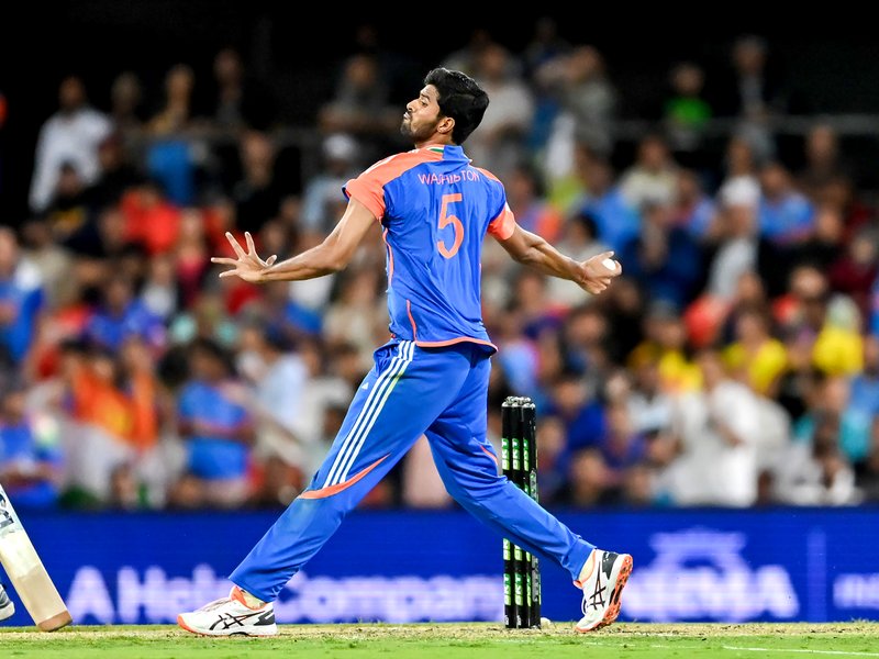 वॉशिंगटन सुंदर बने 'इम्पैक्ट प्लेयर ऑफ द सीरीज', राहिल खाजा ने सौंपा खास मेडल