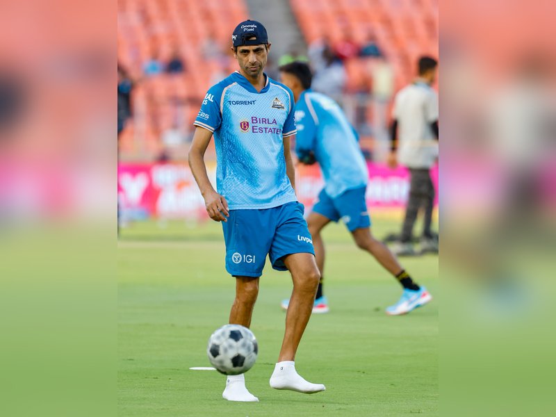 Ashish Nehra is like a football coach, never sits still: Harbhajan