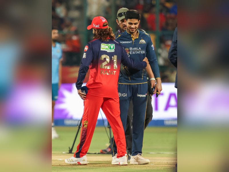 Jacon Bethell replaces injured Phil Salt as Royal Challengers Bengaluru elect to bowl against Gujarat Titans in Match 34 of the Indian Premier League (IPL) 2026 at the M. Chinnaswamy Stadium in Bengaluru, on Friday. Photo credit: IANS 