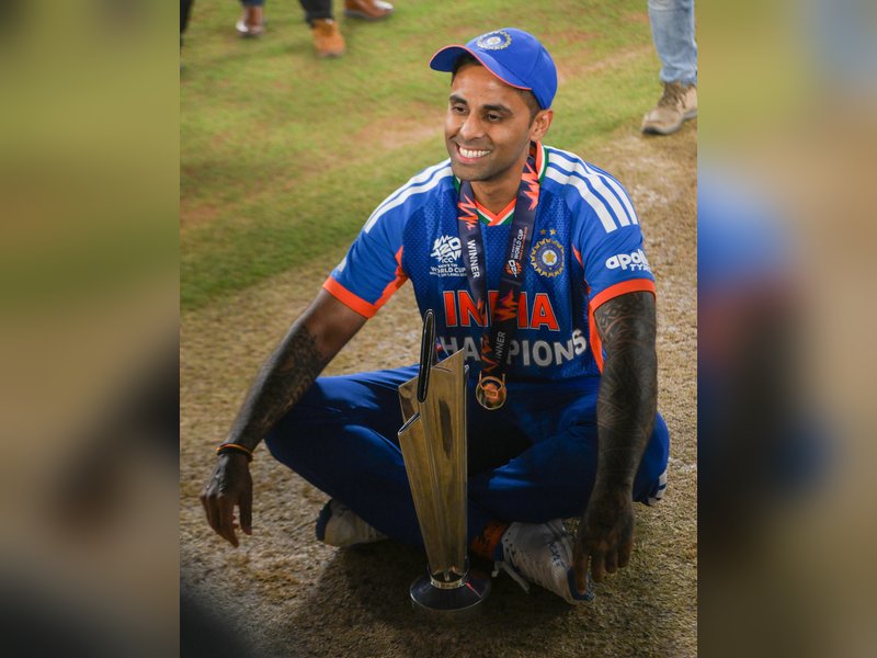 विश्व चैंपियन बनने के बाद ट्रॉफी के साथ हनुमान मंदिर पहुंचे सूर्यकुमार यादव, जय शाह, गौतम गंभीर और सैकिया भी रहे मौजूद 