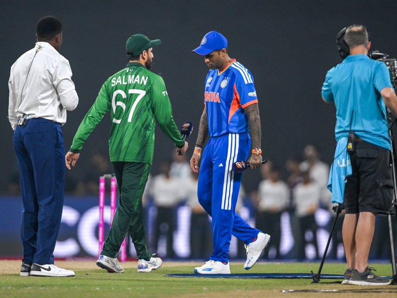 ऑपरेशन व्हाइट बॉल: 'नो हैंड शेक' जारी, सूर्यकुमार यादव और सलमान आगा ने नहीं मिलाया हाथ 