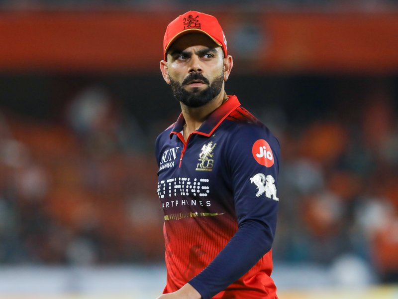 आईपीएल 2026: मैच में जुबानी जंग के बाद विराट कोहली ने नहीं मिलाया ट्रेविस हेड से हाथ