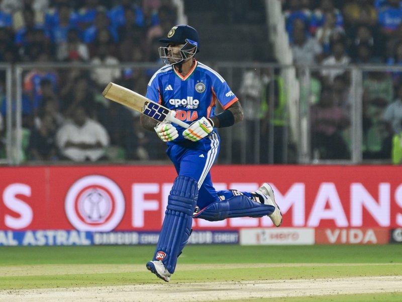 सूर्यकुमार यादव ने की वानिंदु हसरंगा की बराबरी, विराट कोहली का रिकॉर्ड तोड़ने के करीब