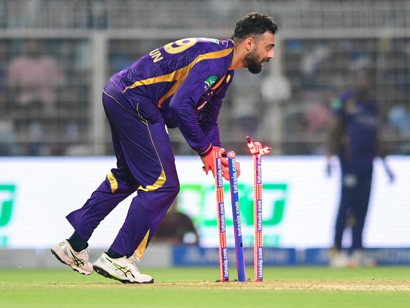 Varun is playing through a bit of pain; it shows how brave he is: Watson