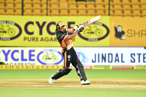 Hubli Tigers and Mysore Warriors share points after Abhinav Manohar's 12-ball blitz in the Maharaja Trophy KSCA T20 tournament in Hubballi on Thursday. Photo credit: KSCA