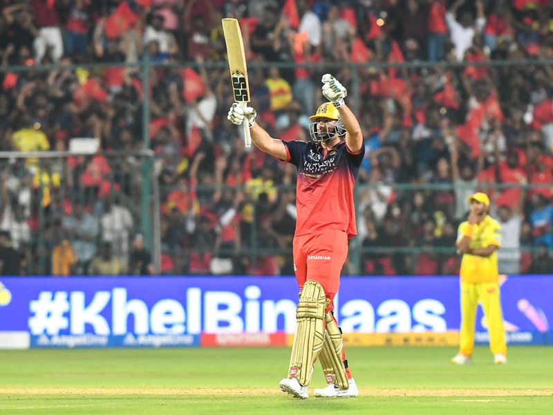 सीएसके के खिलाफ 'छक्कों' के साथ आरसीबी ने बनाया रिकॉर्ड, आईपीएल इतिहास में पहली बार हुआ ऐसा