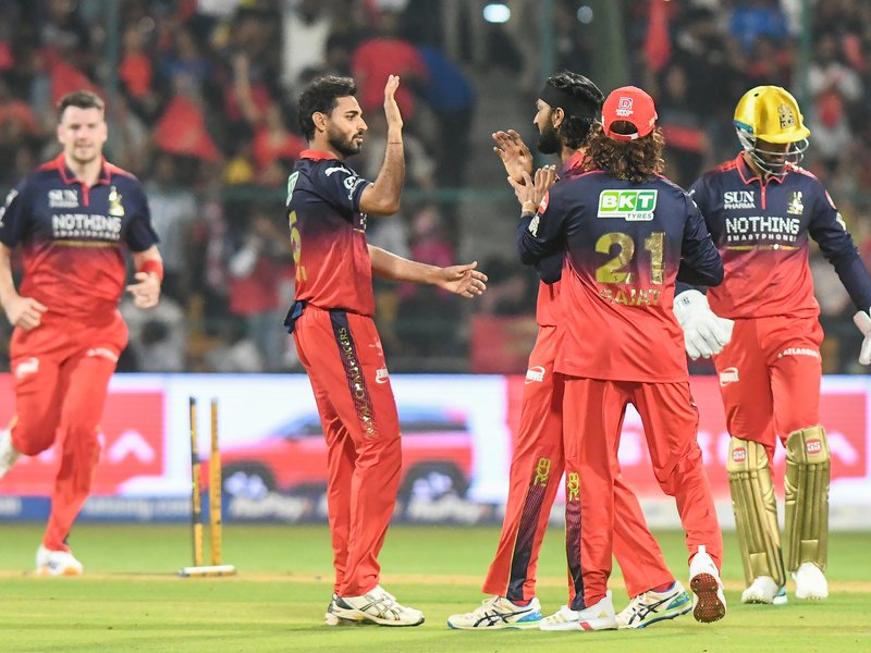 आईपीएल 2026: बल्लेबाजों के बाद भुवनेश्वर का चला जादू, आरसीबी ने सीएसके को 43 रनों से हराया