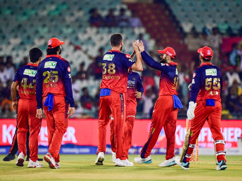 जीत के साथ अंक तालिका में शीर्ष पर पहुंची आरसीबी, हार के बावजूद आठवें स्थान पर बरकरार केकेआर
