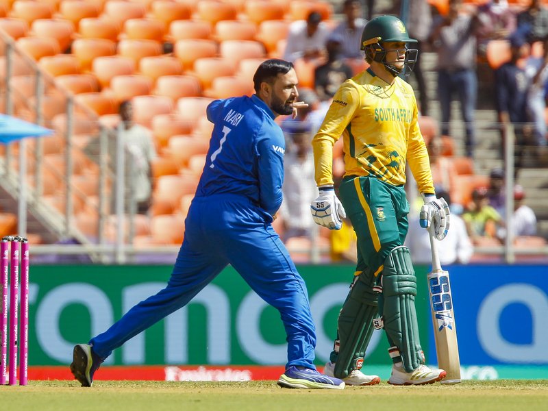 टी20 विश्व कप: मोहम्मद नबी पर आईसीसी का एक्शन, मैच फीस का 15 प्रतिशत जुर्माना लगा  