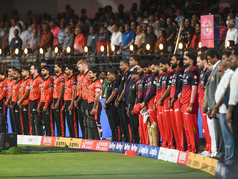 आईपीएल 2026: 1 मिनट के लिए शांत हो गया एम. चिन्नास्वामी स्टेडियम, पिछले सीजन भगदड़ में जान गंवाने वाले 11 प्रशंसकों को दी गई श्रद्धांजलि 