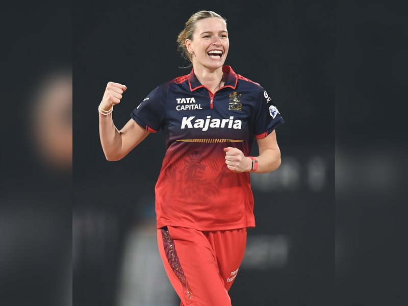 England fast bowler Lauren Bell returns to Sydney Thunder for full WBBL season 12