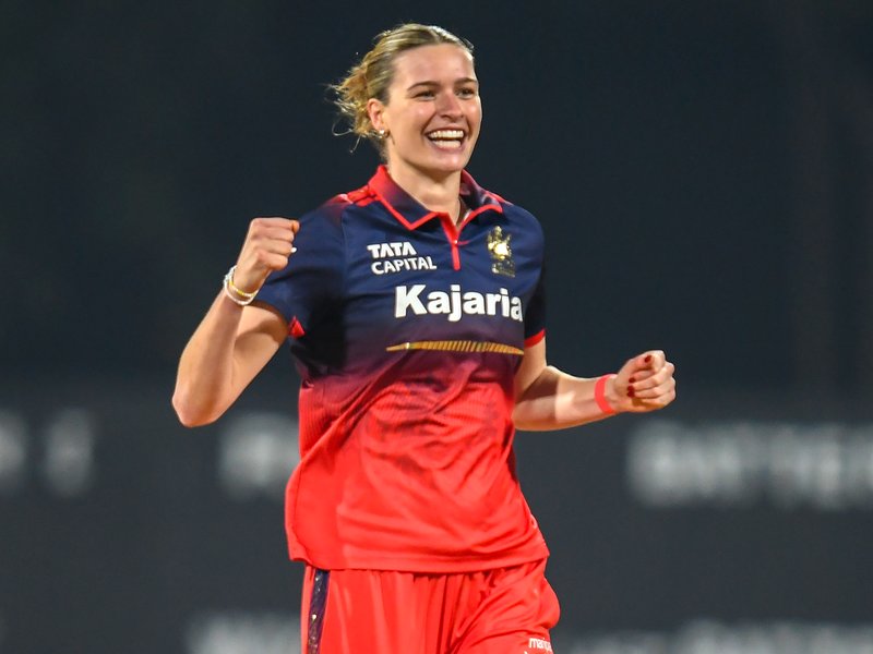 England fast bowler Lauren Bell returns to Sydney Thunder for full WBBL season 12