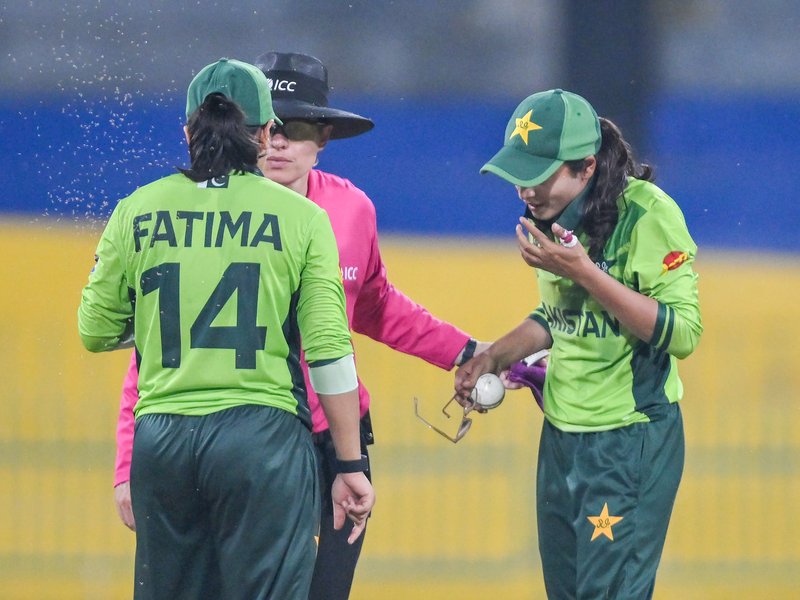 'Bugs break' halts play, India reach 154/4 in clash with Pakistan in the ICC Women's World Cup in the 2025 Women’s ODI World Cup at the R Premadasa Stadium in Colombo, Sri Lanka, on Sunday. Photo credit: IANS