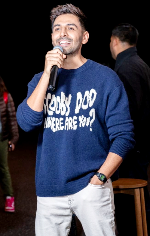  Kartik Aaryan blushes at getting proposed for marriage by a fan in Melbourne