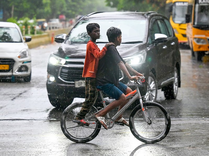 एनसीआर में पूरे सप्ताह छाए रहेंगे काले बादल, हल्की बारिश से सुहावना रहेगा मौसम