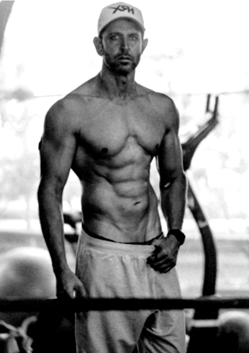  Hrithik Roshan goes shirtless and flaunts his washboard abs, Saba Azad reacts