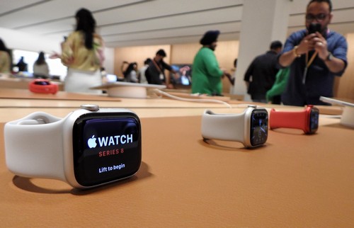 Global smartwatch shipments rebound in 2025, Apple posts robust growth