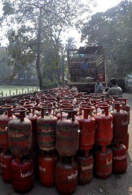 Aadhaar checks have plugged diversion of LPG subsidy to 4.08 crore false claimers: Puri