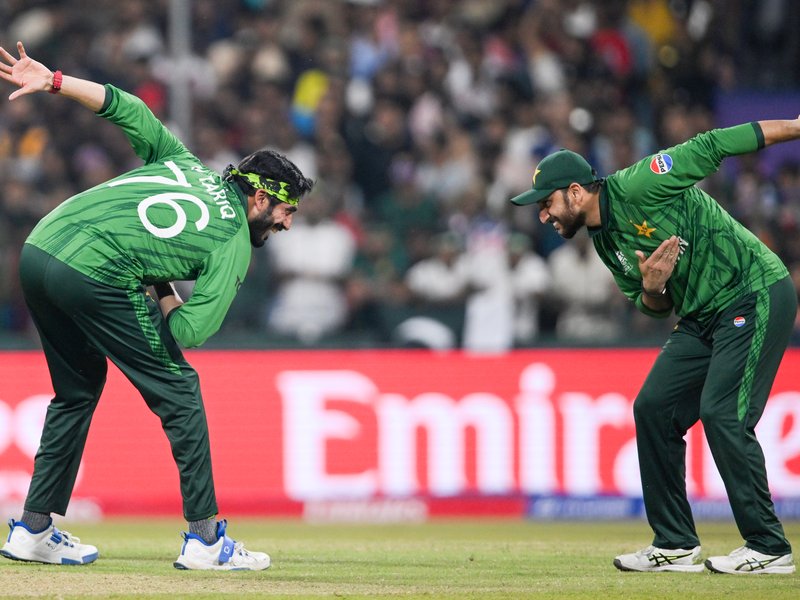 टी20 विश्व कप: पाकिस्तान का अपने तेज गेंदबाजों से उठा भरोसा, 20 में 16 ओवर स्पिनर्स ने फेंके  