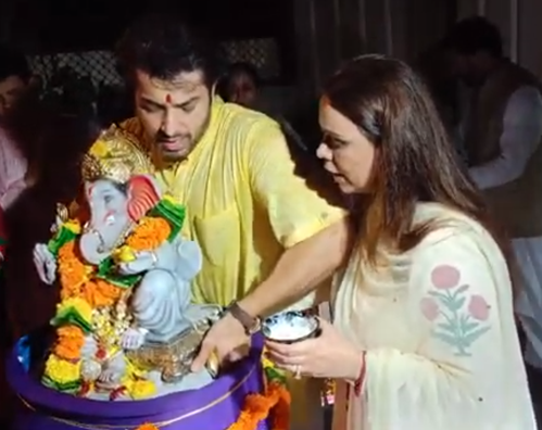  Sharad Malhotra participates in Ganesha Visarjan with wife Ripci Bhatia