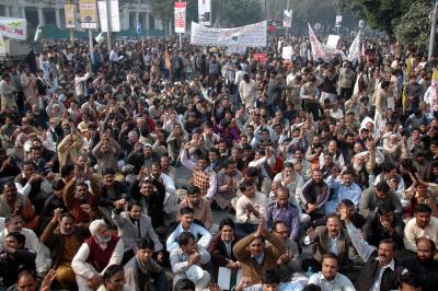 Pakistan: Lawyers hold protest against 27th Constitutional Amendment in Karachi