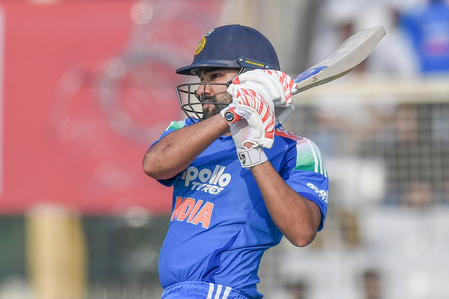 शाहिद अफरीदी को पछाड़कर रोहित शर्मा बने वनडे फॉर्मेट में सिक्सर किंग