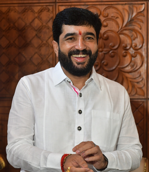 महाराष्ट्र  चैरिटेबल ट्रस्ट की जमीन की अवैध बिक्री पर कांग्रेस ने राज्य मंत्री मोहोल से इस्तीफा मांगा