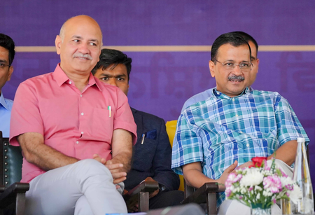 दिल्ली फांसी घर मामले में प्रिविलेज कमेटी ने केजरीवाल-सिसोदिया समेत 4 नेताओं को नोटिस भेजा दिल्ली फांसी घर मामले में प्रिविलेज कमेटी ने केजरीवाल-सिसोदिया समेत 4 नेताओं को नोटिस भेजा