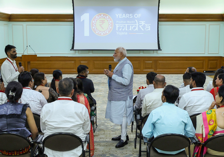 मुद्रा योजना ने 11 साल में छोटे उद्यमियों, महिलाओं और हुनरमंद हाथों को दिया आत्मनिर्भरता का भरोसा पीएम मोदी मुद्रा योजना ने 11 साल में छोटे उद्यमियों, महिलाओं और हुनरमंद हाथों को दिया आत्मनिर्भरता का भरोसा पीएम मोदी