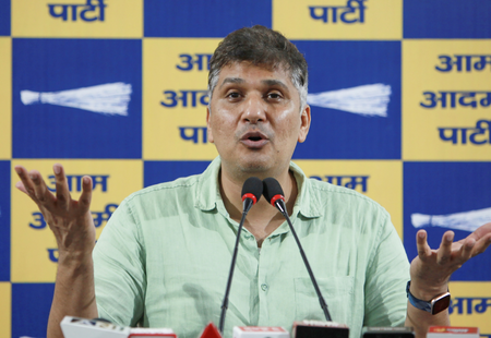 दिल्ली के उपराज्यपाल वीके सक्सेना के कार्यकाल पर आप का हमला, सौरभ भारद्वाज बोले– “बे-आबरू होकर गए एलजी”