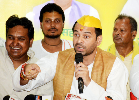 बहन रोहिणी के अपमान पर भड़के तेज प्रताप, बोले-इस अन्याय का परिणाम बेहद भयावह होगा बहन रोहिणी के अपमान पर भड़के तेज प्रताप, बोले-इस अन्याय का परिणाम बेहद भयावह होगा