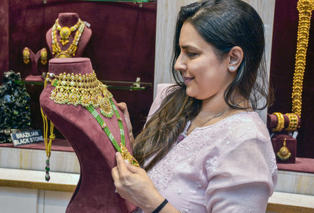 सोना-चांदी की कीमतों में लगातार जारी गिरावट, 1200 रुपए से ज्यादा गिरे सिल्वर रेट्स सोना-चांदी की कीमतों में लगातार जारी गिरावट, 1200 रुपए से ज्यादा गिरे सिल्वर रेट्स