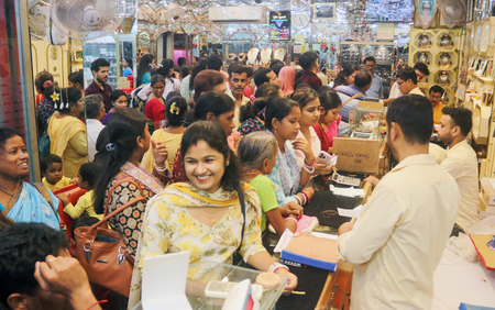 तीन दिन की गिरावट के बाद फिर बढ़े सोना-चांदी के दाम तीन दिन की गिरावट के बाद फिर बढ़े सोना-चांदी के दाम