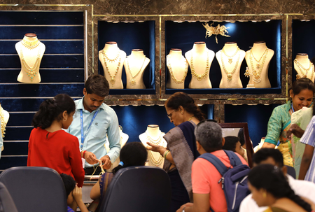 घरेलू बाजार में 4000 रुपए से ज्यादा गिरे चांदी के दाम, सोना भी हुआ सस्ता घरेलू बाजार में 4000 रुपए से ज्यादा गिरे चांदी के दाम, सोना भी हुआ सस्ता