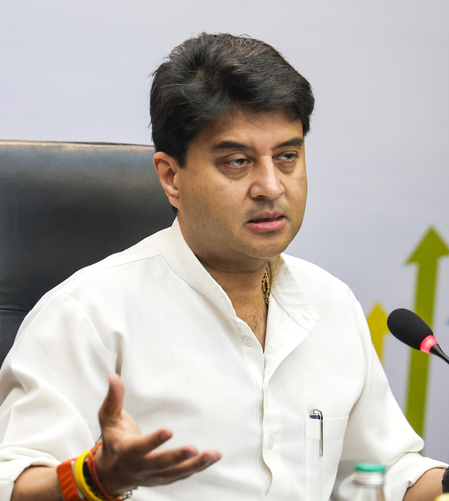 सिंधिया की पहल पर गुना के किसानों के लिए 2674 मीट्रिक टन डीएपी उपलब्ध