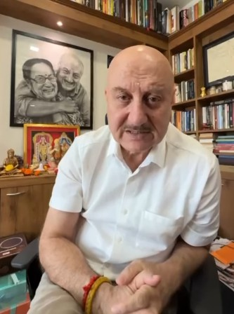 अनुपम खेर स्विट्जरलैंड से लौटते ही पहुंचे सतीश शाह के घर अनुपम खेर स्विट्जरलैंड से लौटते ही पहुंचे सतीश शाह के घर