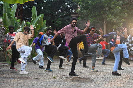 <div>First single 'Kannodili Kalanodili' song from Allari Naresh's '12A Railway Colony' released</div>