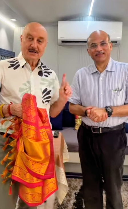 Anupam Kher announces his next with Sooraj Barjatya; Calls the director an 'Icon' Anupam Kher announces his next with Sooraj Barjatya; Calls the director an 'Icon'