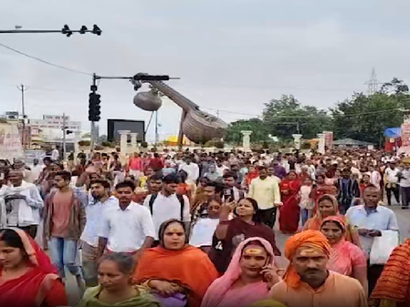 देवउठनी एकादशी पर पंचकोशी परिक्रमा करने पहुंचे लाखों श्रद्धालु, ड्रोन से की जा रही निगरानी देवउठनी एकादशी पर पंचकोशी परिक्रमा करने पहुंचे लाखों श्रद्धालु, ड्रोन से की जा रही निगरानी