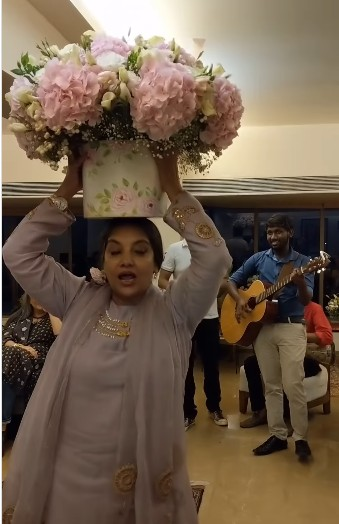 शबाना आजमी ने ताजा की 2018 के जन्मदिन की यादें, सिर पर गुलदस्ता रखकर किया डांस शबाना आजमी ने ताजा की 2018 के जन्मदिन की यादें, सिर पर गुलदस्ता रखकर किया डांस