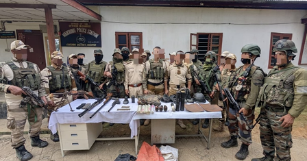 मणिपुर में असम राइफल्स का बड़ा एक्शन हथियारों का जखीरा बरामद, आतंकी साजिश नाकाम मणिपुर में असम राइफल्स का बड़ा एक्शन हथियारों का जखीरा बरामद, आतंकी साजिश नाकाम