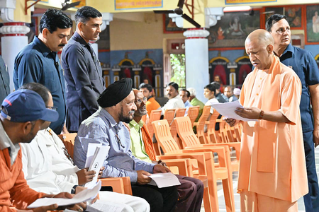 मुख्यमंत्री योगी ने जनता दर्शन में सुनी लोगों की समस्याएं, बोले नहीं होने देंगे किसी के साथ अन्याय मुख्यमंत्री योगी ने जनता दर्शन में सुनी लोगों की समस्याएं, बोले नहीं होने देंगे किसी के साथ अन्याय