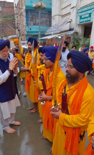 गुरु गोबिंद सिंह जी के पवित्र जूते 300 साल बाद पटना साहिब लौटे, हरदीप पुरी ने सिख संगत को सौंपी धरोहर