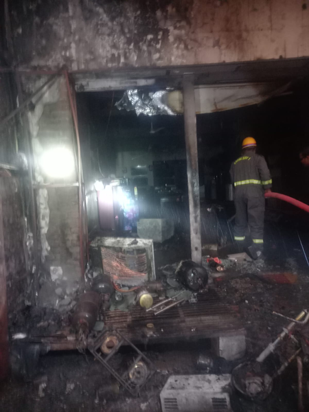 गाजियाबाद: मुरादनगर के शोरूम में लगी भीषण आग, वाहन हुए खाक