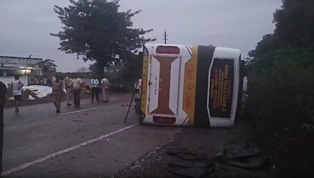 मध्य प्रदेश के बड़वानी में पलटी बस, 16 यात्री घायल